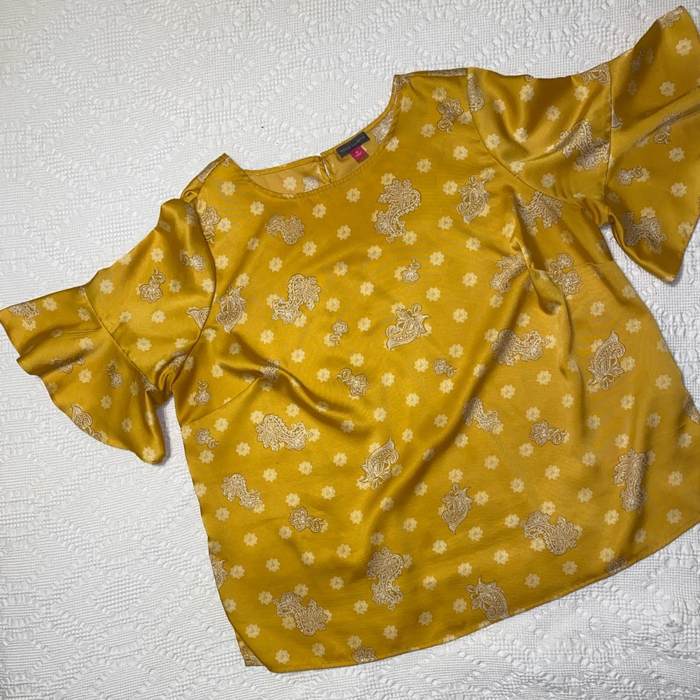 Vince Camuto 1X silky yellow gold printed blouse